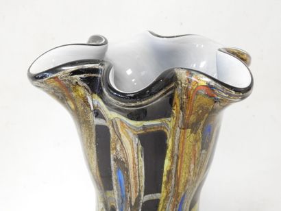 Vase en verre soufflé, col corolle, à inclusion...