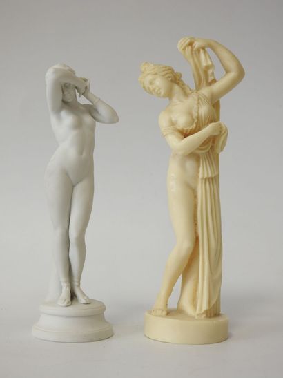Femme vêtue à l'antique en résine. 
H. :...