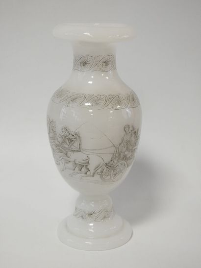 Vase de forme balustre en verre opalin blanc...