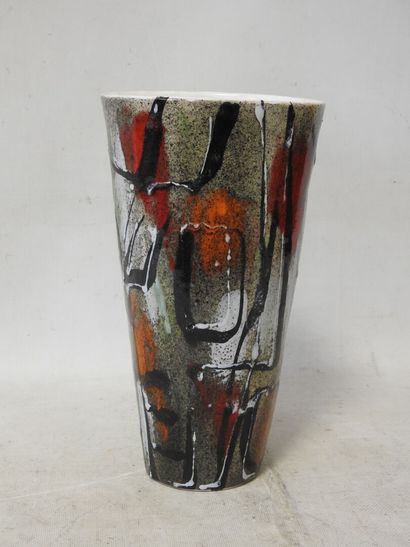 Vase de forme évasée en faïence à décor polychrome...