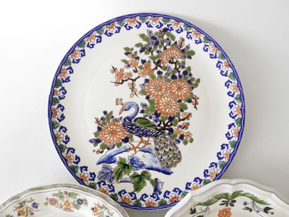 GIEN
Réunion de trois pieces en faience comprenant...