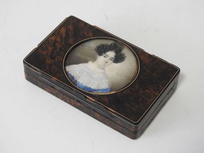 Boite de forme rectangulaire en écaille ornée...