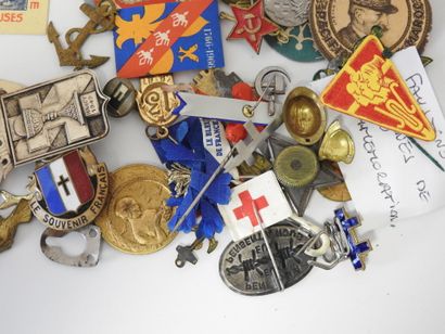 MILITARIA
Important lot de médailles et jetons...