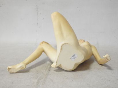A. SANTINI 
Nu féminin à la main droite sur...