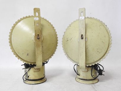 Paire de lampes à pétrole en tôle peinte...