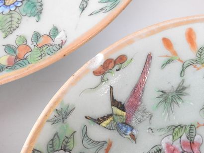 CANTON
Serving set comprising one large plate...