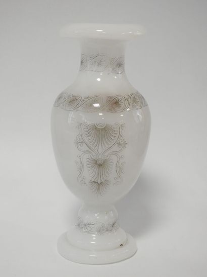 Vase de forme balustre en verre opalin blanc...