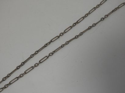 Chaine et pendentif à décor de croix basque...