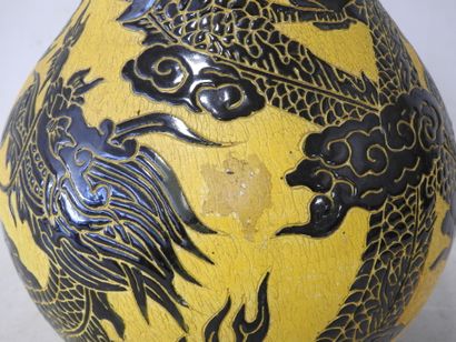 CHINE
Vase de forme balustre en faïence à...