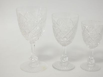 BACCARAT
Partie de service de verres en cristal...