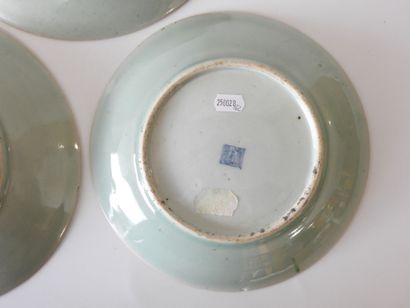 CANTON
Serving set comprising one large plate...