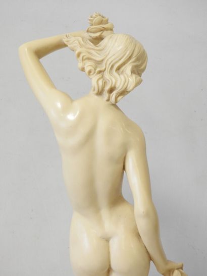 A. SANTINI 
Nu féminin mettant une rose dans...