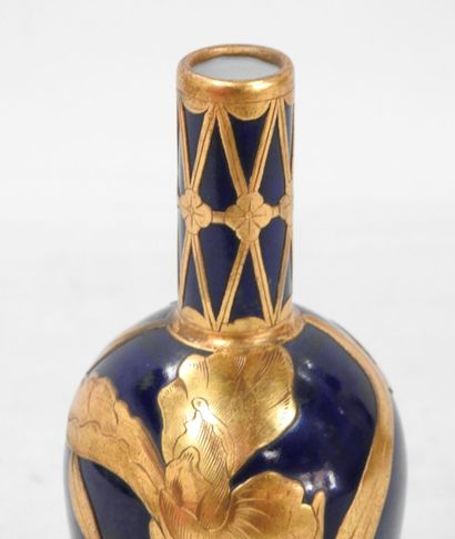 Vase en porcelaine fond bleu de four, agrémenté...