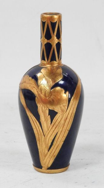 Vase en porcelaine fond bleu de four, agrémenté...