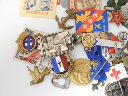 MILITARIA
Important lot de médailles et jetons...