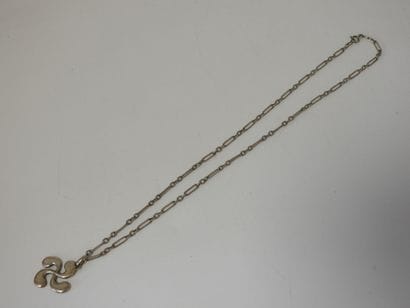 Chaine et pendentif à décor de croix basque...