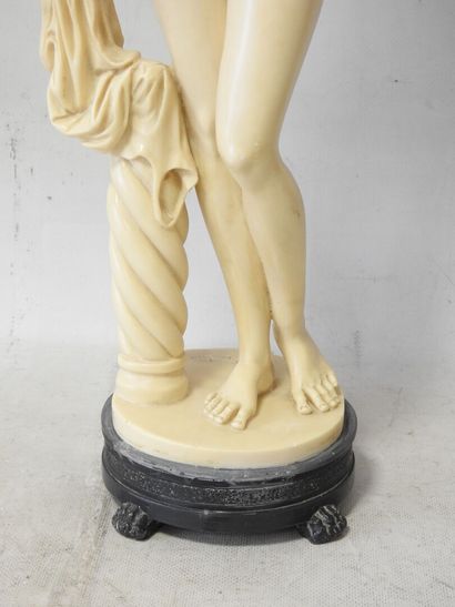 A. SANTINI 
Nu féminin mettant une rose dans...