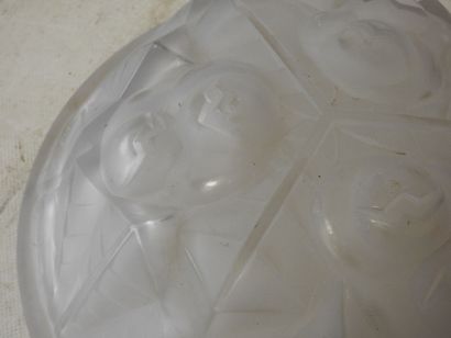 DEGUE
Vasque d'éclairage en verre moulé,...