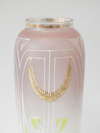 Oblong-necked vase on a flared base in pink...