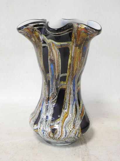 Vase en verre soufflé, col corolle, à inclusion...