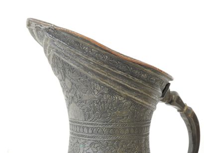 Broc à eau ottoman en cuivre patiné noir...