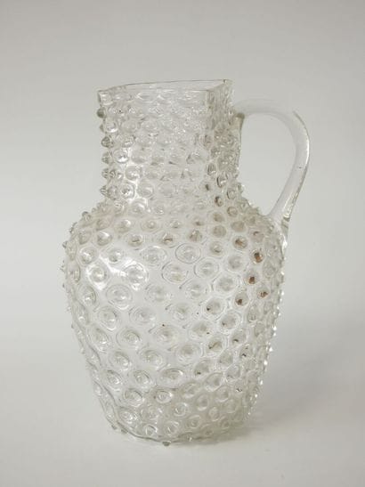 Carafe en verre soufflé à une anse détachée,...