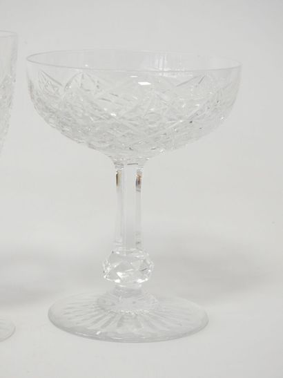 BACCARAT
Partie de service de verres en cristal...