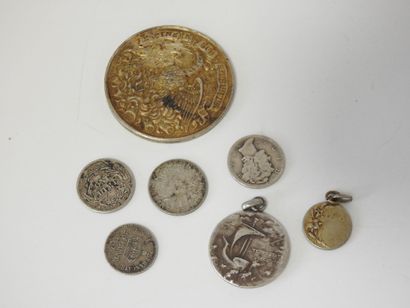 Lot en argent 925 comprenant monnaies, pendentif,...