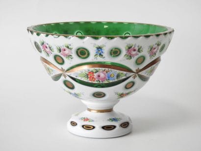 Coupe de forme évasée sur piédouche en verre...