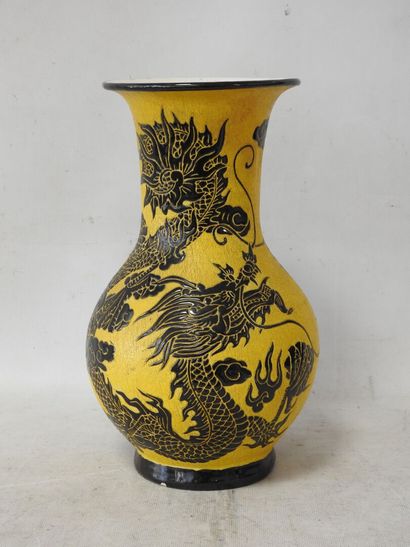 CHINE
Vase de forme balustre en faïence à...