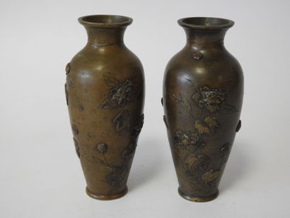 JAPON
Paire de vases de forme balustre, en...