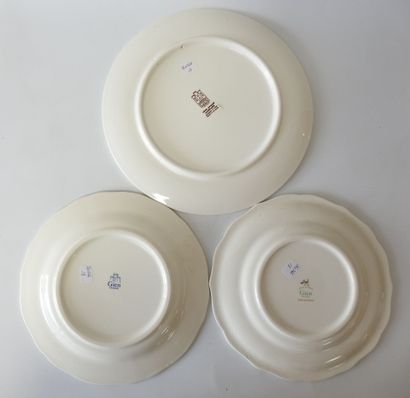 GIEN
Réunion de trois pieces en faience comprenant...