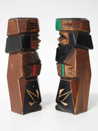 JAPON
Paire de poupées Ainu, représentant...