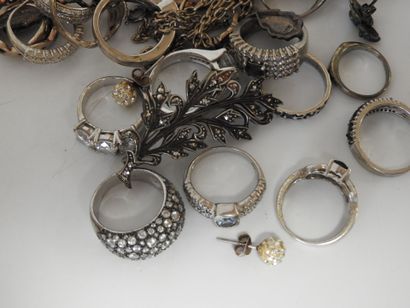 Lot en argent 925 comprenant : bague, paire...
