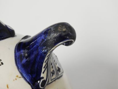GIEN
Paire de vases de forme à anses détachées...