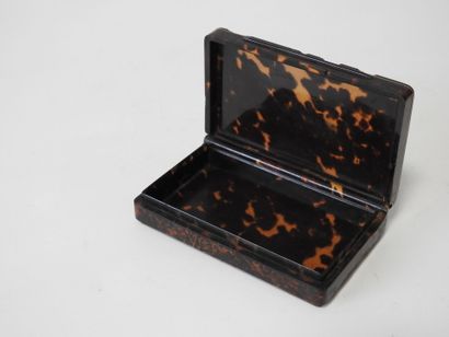 Boite de forme rectangulaire en écaille ornée...