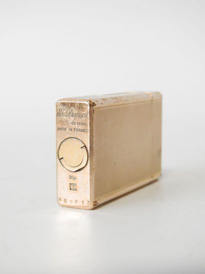 Briquetophilie
A ST Dupont lighter in gilt...