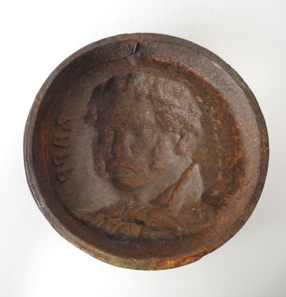 Médaillon de forme circulaire en fonte de...