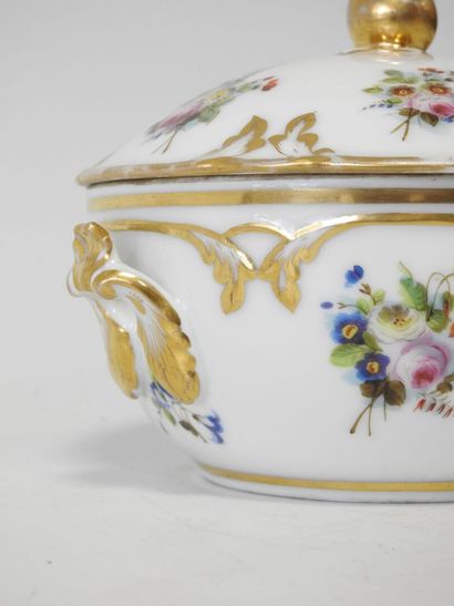 VIEUX PARIS
Bouillon couvert en porcelaine...