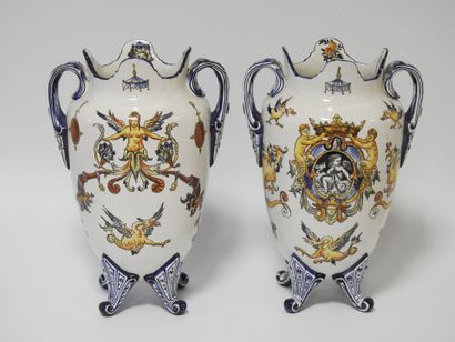 GIEN
Paire de vases de forme à anses détachées...