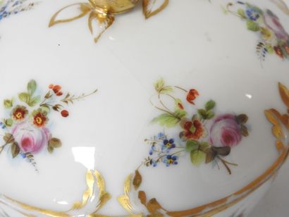 VIEUX PARIS
Bouillon couvert en porcelaine...