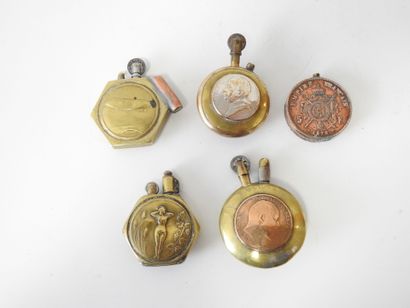 Briquetophilie
Five circular lighters including...