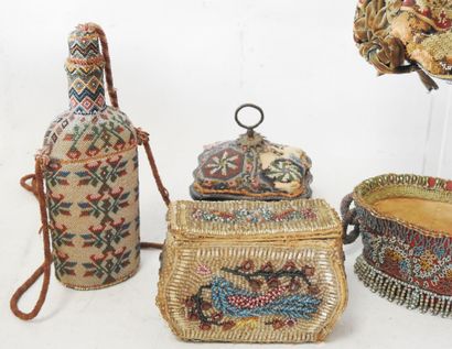 Collection de neuf éléments en tissu et semis...