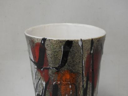 Vase de forme évasée en faïence à décor polychrome...