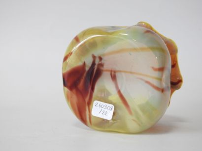 Vase en verre soufflé dans les teintes blanche...