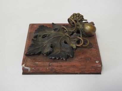 Presse papier de forme rectangulaire en bronze...