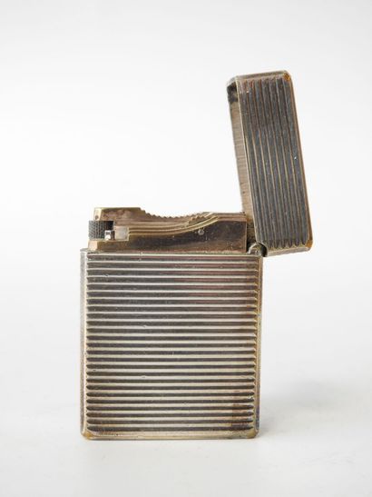 Briquetophilie
A ST Dupont lighter in silver-plated...