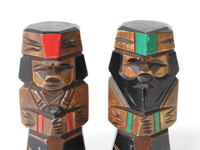 JAPON
Paire de poupées Ainu, représentant...