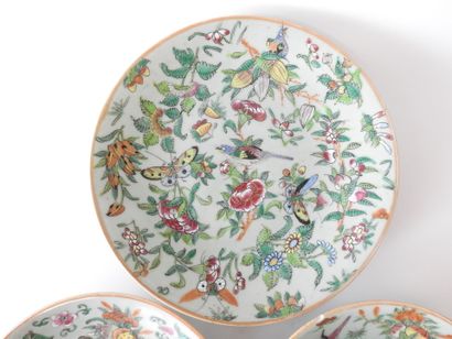 CANTON
Serving set comprising one large plate...