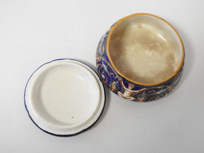 GIEN
Bonbonniere couverte en faience modèle...